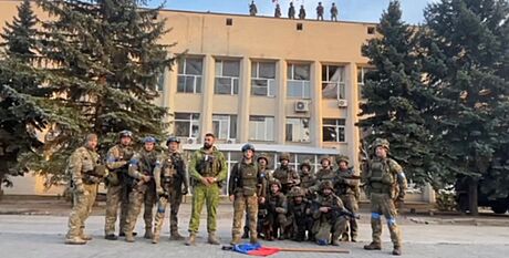 Ukrajintí vojáci uinili prohláení ped budovou místní správy v Lymanu v...
