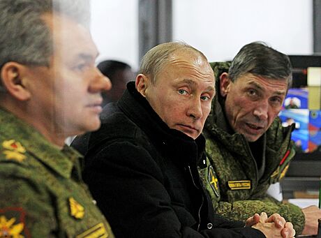 Ministr obrany Sergej ojgu a Vladimir Putin