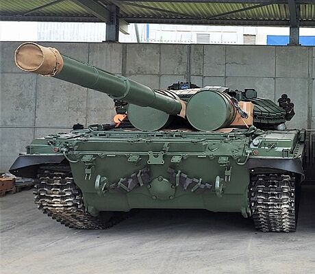 Fotografie tanku Tomá, který brzy zamíí na Ukrajinu. Je to modernizovaný...