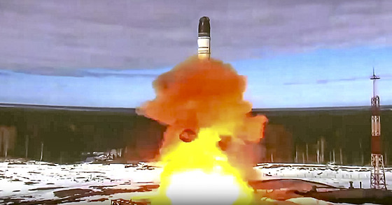 Kosmodrom Pleseck. Odpálení ruské mezikontinentální st�ely Sarmat (20. dubna...