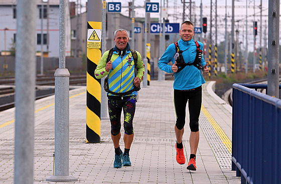 Ultramaratonec Miloš Škorpil (vlevo) obíhá s kamarádem Josefem Cupalem...