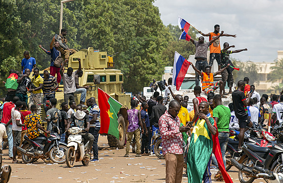 V hlavním mst Burkiny Faso Ouagadougou oslavovali vojenský pevrat i s...
