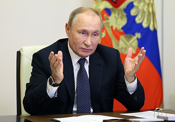 Vladimir Putin pi projevu ped ruskými uiteli (5. íjna 2022)