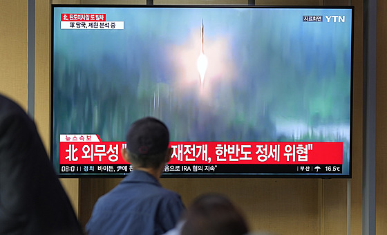 Lidé v Soulu sledují v televizi zpravodajství o odpálení dalích balistických...