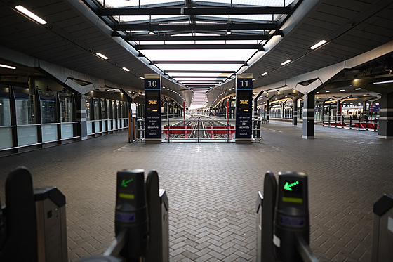 Prázdné nástupit na stanici London Bridge bhem prvního ze tí dn íjnové stávky na eleznici. (1. íjna 2022)