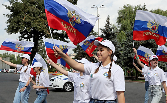 Ruské dti s národními vlajkami bhem mezinárodního etnického festivalu v...