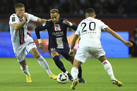 Paíský útoník Neymar (uprosted) se snaí projít mezi bránícími hrái Nice.
