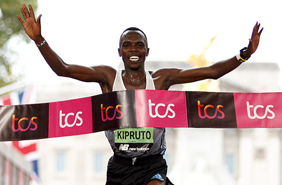 Amos Kipruto vítzí v Londýnském maratonu