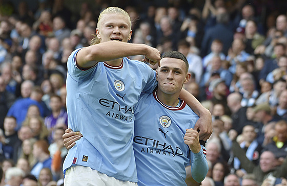 Erling Haland (vlevo) a Phil Foden z Manchesteru City slaví jeden z gól v...