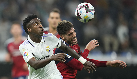 Vinicius Junior z Realu Madrid (vlevo) v souboji s Nacho Vidalem z Osasuny