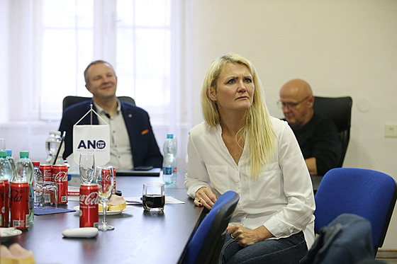 Neúspná kandidátka Jana Nagyová ANO sleduje závr sítání voleb ve tábu ANO...