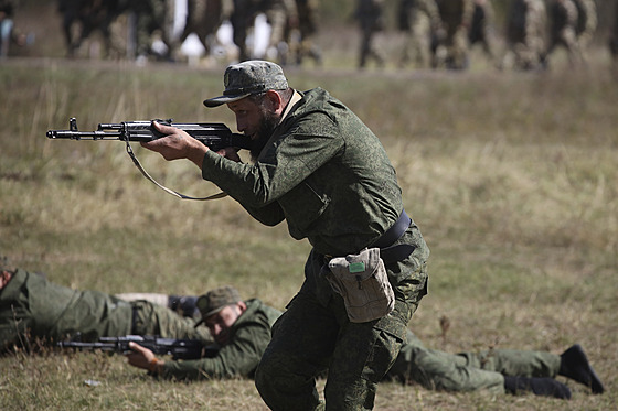 Rekruti ruské armády se úastní vojenského výcviku na stelnici v Krasnodarském...