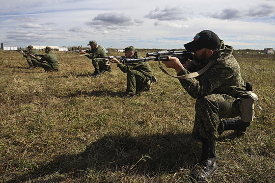 Rekruti ruské armády se úastní vojenského výcviku na stelnici v Krasnodarském...