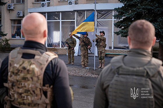 Ukrajintí vojáci se úastní slavnostního vztyení vlajky ve mst Lyman. (4....