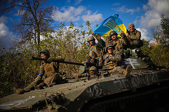 Ukrajintí vojáci se úastní slavnostního osvobození ve mst Lyman. (4. íjna...