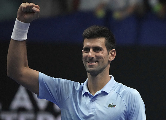 Novak Djokovi slaví titul na turnaji v Tel Avivu.