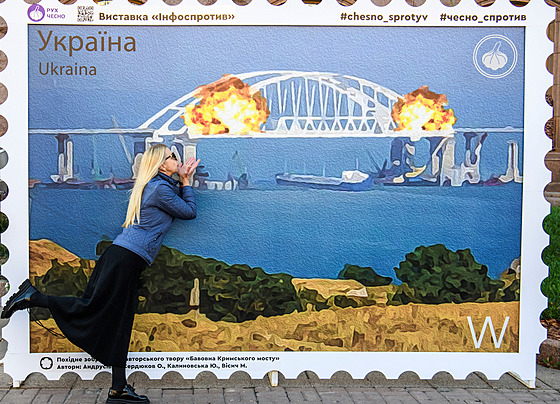 Kyjevané se fotografují s vizuálem nové ukrajinské známky zobrazující útoky na...