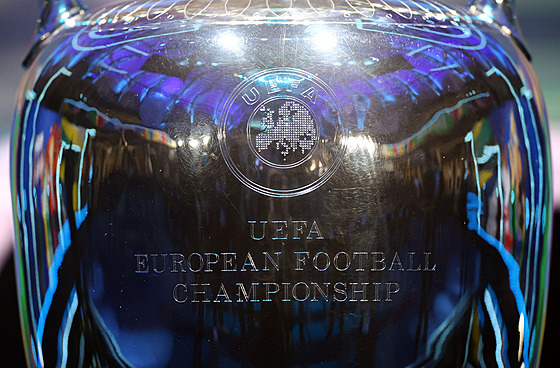 Detail poháru, který získá fotbalový mistr Evropy. Nejblií turnaj se v lét...
