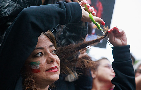 K Íránkám, které si na protestech proti omezování svobody en v zemi stíhají...