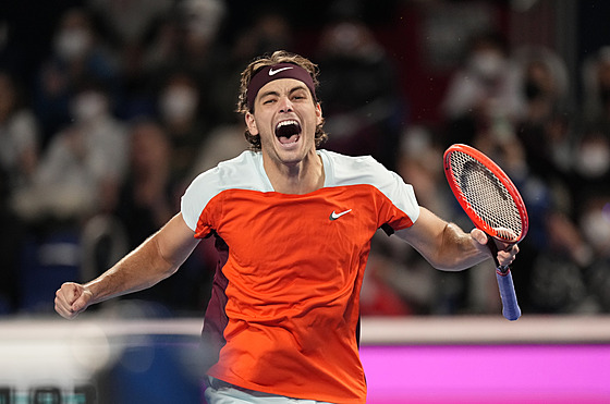 Taylor Fritz se raduje po vítzství nad Denisem Shapovalovem.