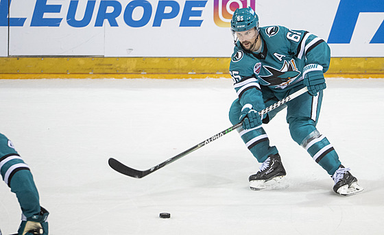 Erik Karlsson ze San Jose v praské O2 aren.