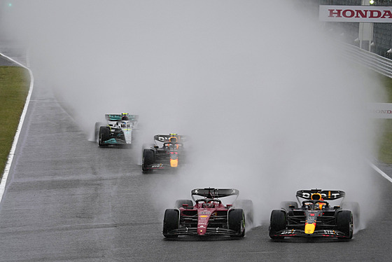 Max Verstappen a Charles Leclerc na ele proprené Velké ceny Japonska.