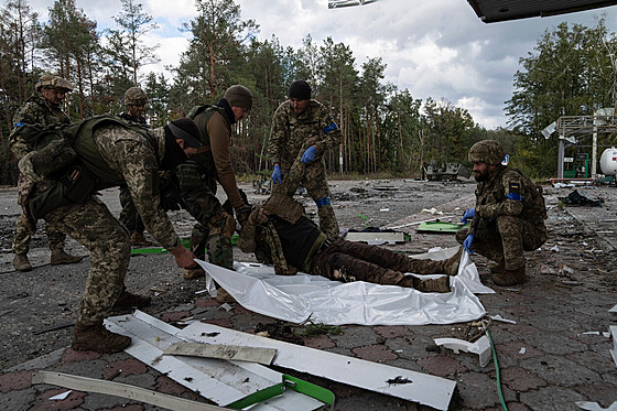 Ukrajintí vojáci v Lymanu nacházejí tla zabitých spolubojovník i ruských...