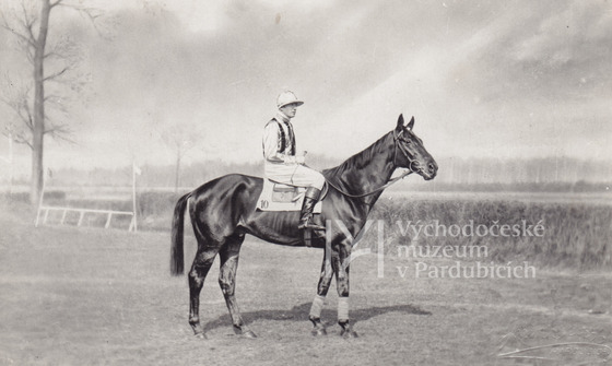 Velká pardubická 1930 a vítz kpt. Popler na koni Gyi lovam.