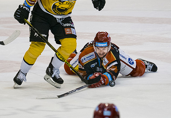 Hradecký Kevin Klíma se snaí vlee odehrát puk v zápase v Litvínov.