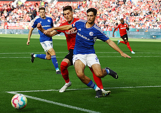 Patrik Schick z Bayeru Leverkusen v souboji s Leo Greimlem ze Schalke.