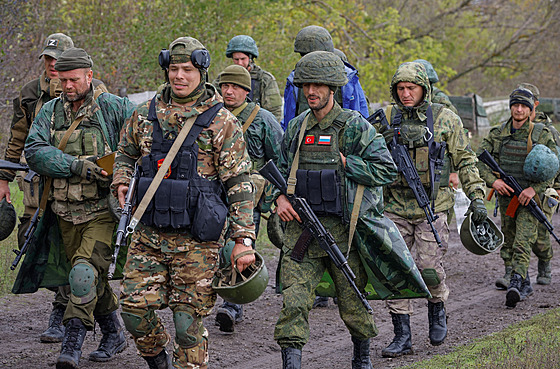 Nov mobilizovaní rutí záloníci se úastní výcviku na stelnici v Doncké...