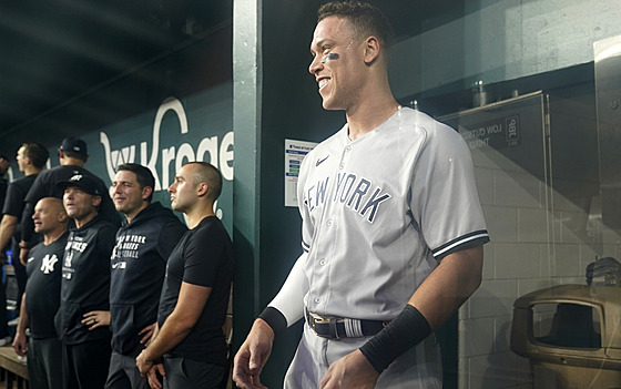 Aaron Judge  z New York Yankees se usmívá poté, co si pipsal rekordní 62....