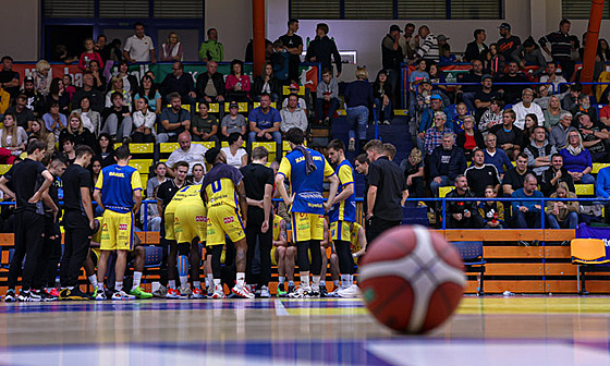 Ústetí basketbalisté bhem time outu.