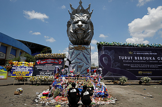 Fanouci fotbalového Arema FC si pipomínají obti stetu fanouk s policií.