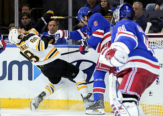David Pastrák z Boston Bruins padá bhem zápasu s New York Rangers, srazil ho...