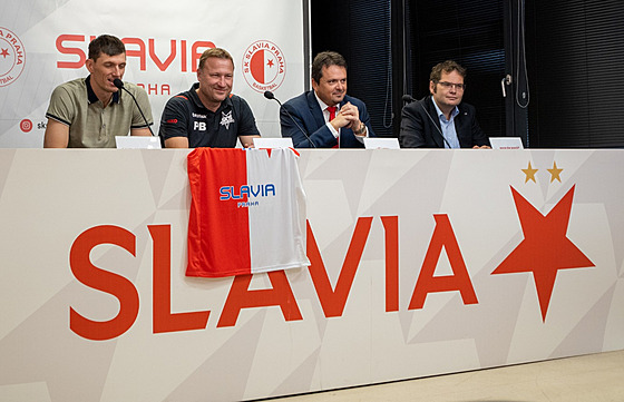 Basketbalová Slavia má velké plány. Zleva Pavel Pumprla, Pavel Bene, Jií Vrba...
