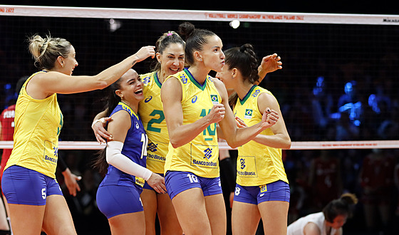 Brazilské volejbalistky v popedí s Gabrielou Guimaraes se radují z výhry nad...