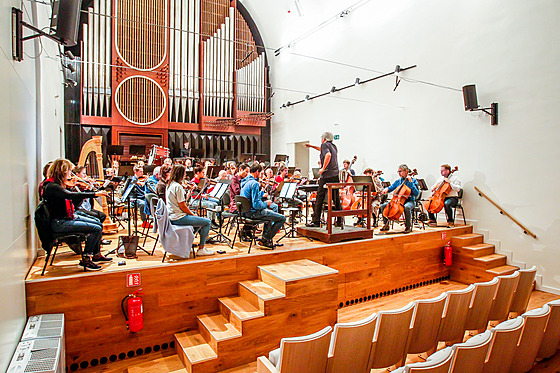 Zrekonstruovaný sál nabízí větší pohodlí i členům orchestru.