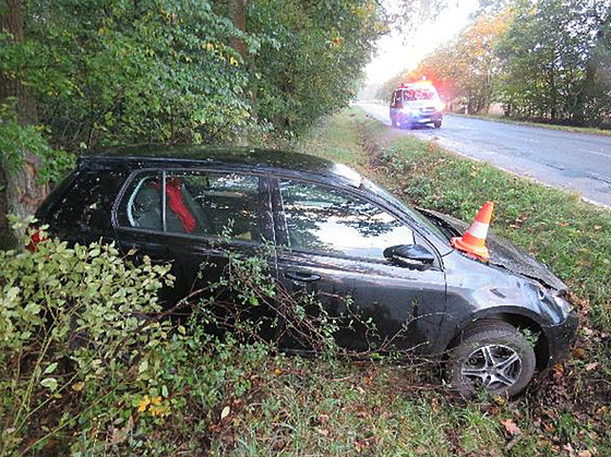 Řidič odešel od nehody vozu VW Golf u Smidar (2. 10. 2022)