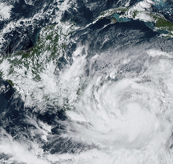 Tropická boue Julia zesílila na hurikán. (8. íjna 2022)
