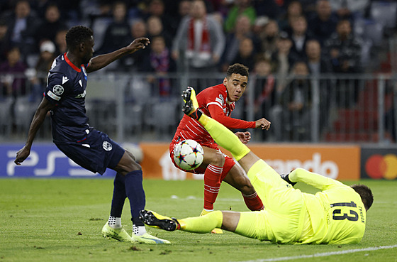 Jamal Musiala z Bayernu Mnichov nepekonává plzeského gólmana Mariána Tvrdon.