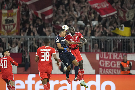 Dayot Upamecano z Bayernu Mnichov v hlavikovém souboji s plzeským fotbalistou...