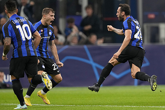 Hakan Calhanoglu z Interu Milán se raduje z gólu do sít Barcelony v zápase...