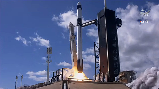 Start rakety Falcon 9 s lodí Crew Dragon pi misi Crew-5