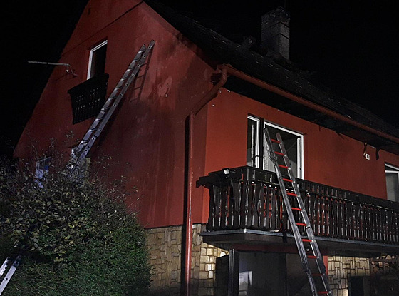 Požár rodinného domu v Chaloupkách na Berounsku. Začalo hořet od netěsného...