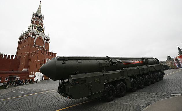 Rusko ruší ratifikaci smlouvy o zákazu zkoušek jaderných zbraní. Kvůli USA, hájí se