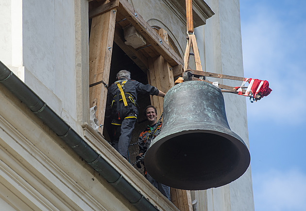 Jeřáb vrátil na věž bývalé jezuitské koleje v Kutné Hoře opravené zvony