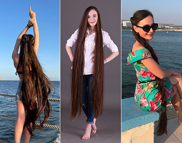 Žena má extrémně dlouhé vlasy, lidé jsou jimi fascinováni