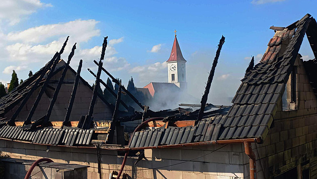 Na Brněnsku hořel dům s dílnou, při zásahu se zranili tři hasiči