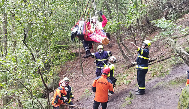 V Děčíně spadl ze skály horolezec, záchranáři se k němu slanili z vrtulníku